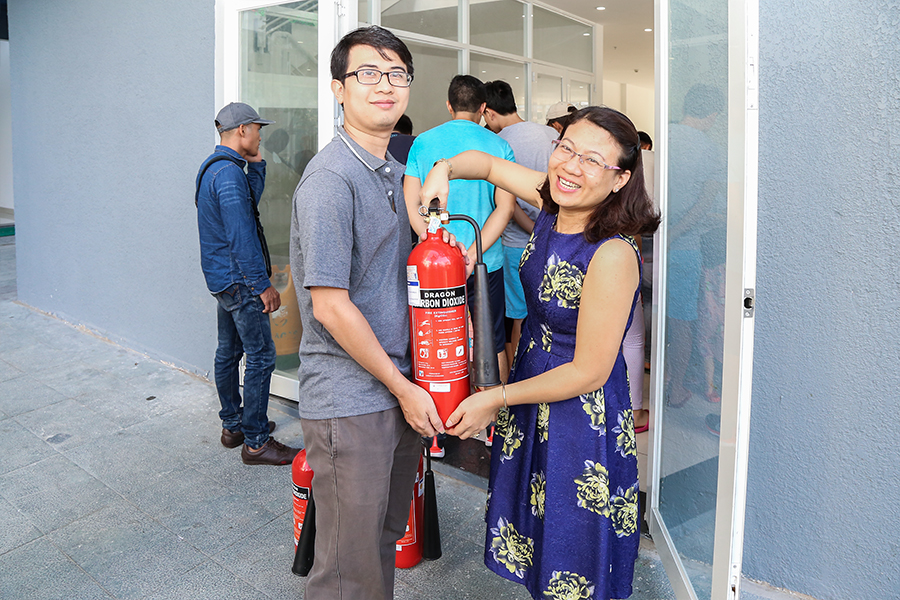 Trao tặng bình chữa cháy CO2 tại chung cư Melody Residences
